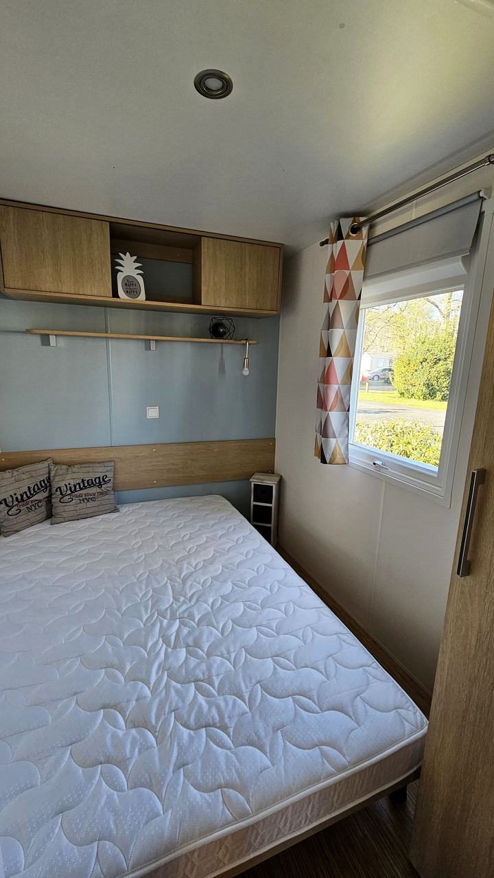 Une chambre avec lit double