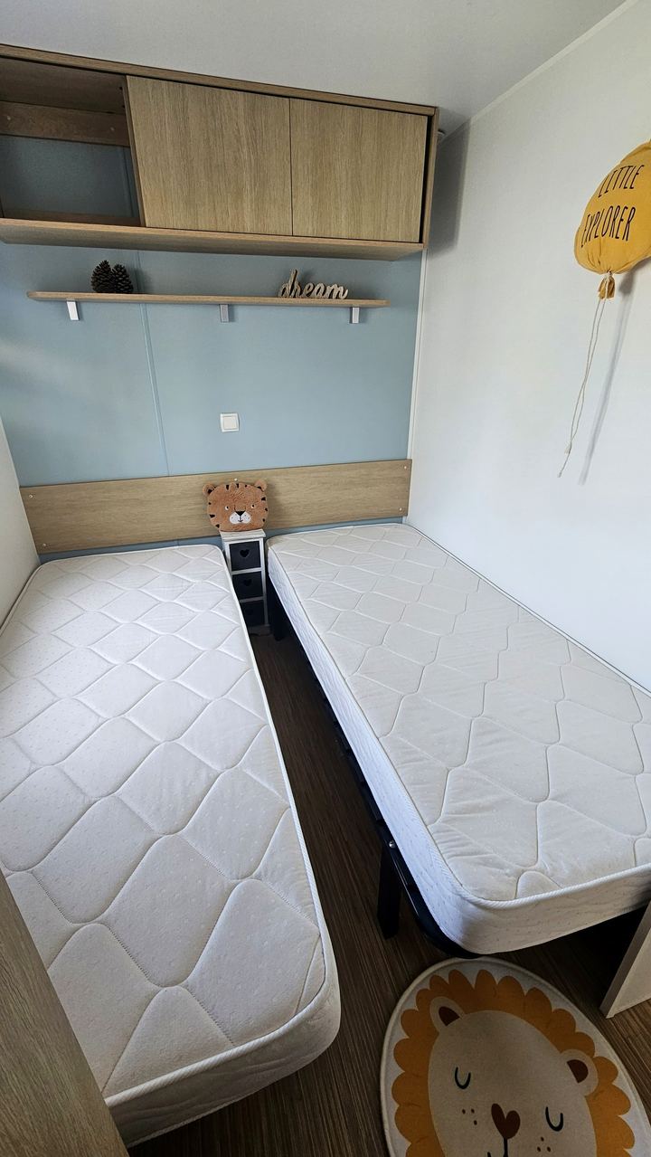 La chambre avec deux lits simples