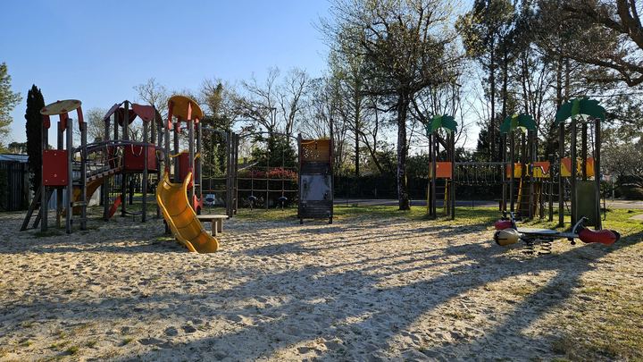 L’aire de jeux du camping, sur le sable