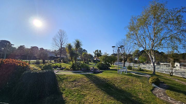 Pelouses et allées fleuries du parc