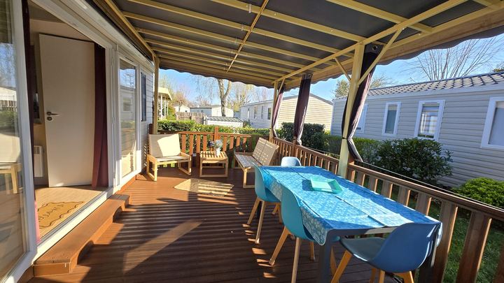 La terrasse couverte, avec table et chaises